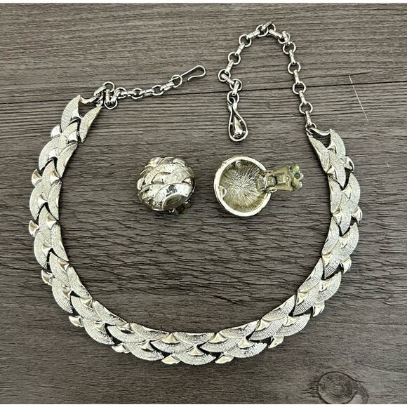 Vtg Silver Tone Coro Textured Fan Weave Statement Necklace & Clip On Earrings. - Picture 4 of 4